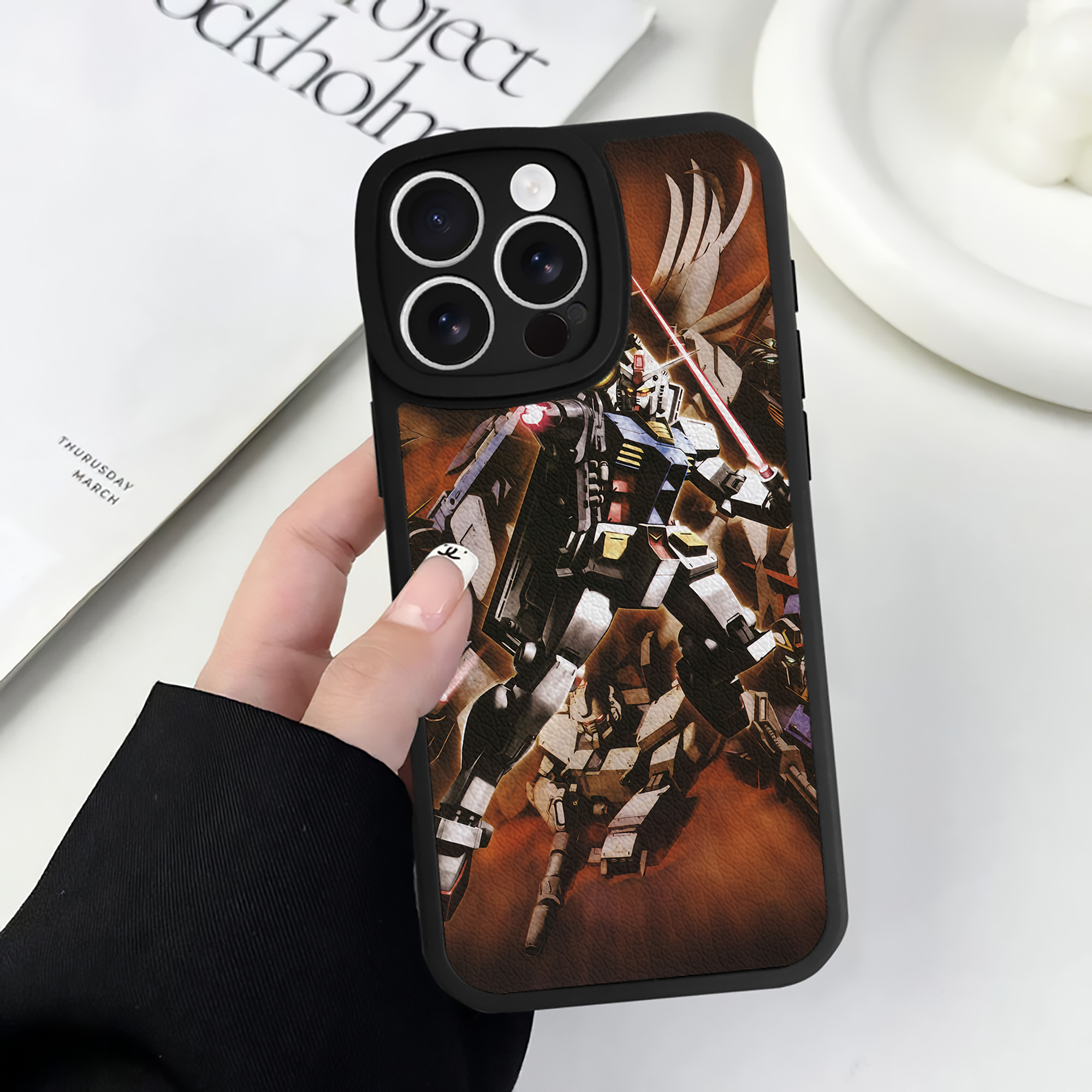 （画像用） 機動戦士ガンダム Mobile Suit Gundam 【iPhone 16シリーズ対応】シリコンスマホケース（レザー調） 材質：シリコン